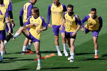 Modric, en el centro de la imagen, durante el último entrenamiento del Real Madrid.