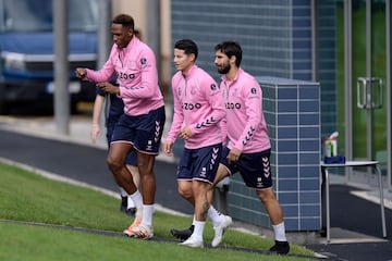 Yerry Mina y James Rodríguez, protagonistas de la práctica del Everton. Los dos colombianos se preparan para el debut en Premier ante el Tottenham