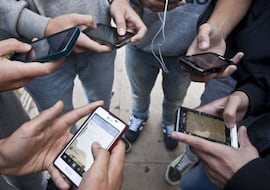 Àlex Casanova, psicólogo experto en integración social, sobre la prohibición a menores de las redes sociales: “Prohibir también es educar”