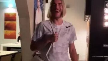 Theo Hern&aacute;ndez se convierte en la sexta Spice Girl.