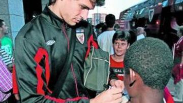 <b>LA ESTRELLA. </b>Llorente fue uno de los que más autógrafos firmaron del Athletic ayer en Valladolid.