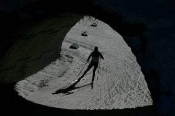 La bielorrusa Nadezhda Skardino esquía durante la prueba del Campeonato del Mundo de Biathlon en Hochfilzen.