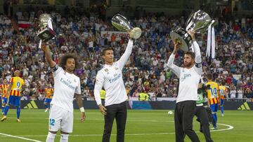 Marcelo, Cristiano y Ramos brindando los trofeos al Bernabéu.
