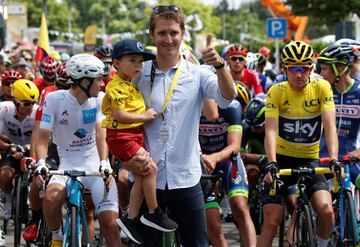 Homenaje del Tour a Andy Schleck, que posa con su hijo, en su ciudad natal, salida de la cuarta etapa.