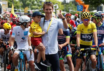 Homenaje del Tour a Andy Schleck, que posa con su hijo, en su ciudad natal, salida de la cuarta etapa.