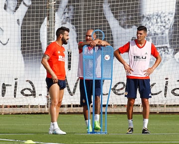 Rafa Mir, en un entrenamiento del Valencia con Negredo y Zaza. 