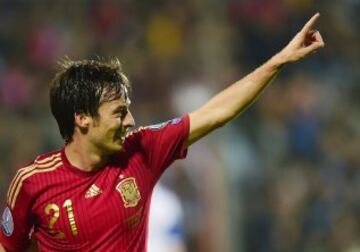 El centrocampita de la selección española David Silva celebra su gol el primero para España 