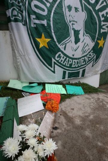 Los hinchas de Chapecoense lloran a sus jugadores.