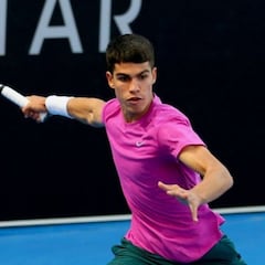 Carlos Alcaraz gana y planta un pie en Melbourne