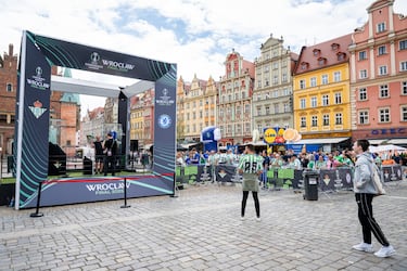 Gran ambiente en la Fan Zone del Real Betis. 