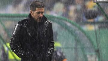 El entrenador del Atlético Madrid, Diego Simeone, reacciona hoy, jueves 12 de abril de 2018, durante un partido de los cuartos de final de la Liga Europa entre Sporting CP y Atlético de Madrid.