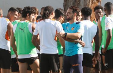 El técnico se abraza con el recien llegado Helder Costa