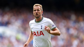 LONDON, ENGLAND - AUGUST 14: Harry Kane of Tottenham Hotspur looks on during the Premier League match between Chelsea FC and Tottenham Hotspur at Stamford Bridge on August 14, 2022 in London, England. (Photo by Tottenham Hotspur FC/Tottenham Hotspur FC via Getty Images)