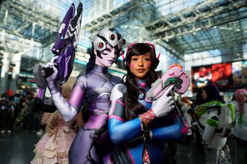 Asistentes vestidos como personajes de la serie de videojuegos Overwatch posan durante la Comic Con de Nueva York en el Centro de Convenciones Jacob K. Javits.