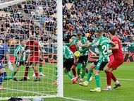 Deossa intenta controlar un balón.