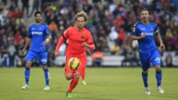 El centrocampista croata del Barcelona Ivan Rakitic controla el balón ante el defensa del Getafe Alexis Ruano en el partido de la decimoquinta jornada de liga en Primera División que se disputa en el Coliseo Alfonso Pérez.