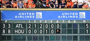 En la imagen se ve el marcador del partido entre los Houston Astros y los Atlanta Braves correspondiente a la Serie Mundial de la MLB. Resulta sorprendente que en la era digital Estados Unidos, una de las grandes potencias tecnológicas del mundo, recurra a un método tan convencional para mostrar el resultado del encuentro.