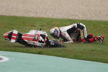 Filippo Farioli Ricardo Rossi cayó de su moto durante los entrenamientos de Moto3.