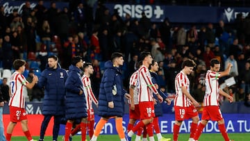Los jugadores del Atlético, al término del encuentro ante el Levante.