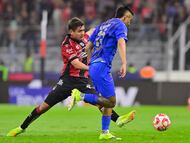 Roberto Alvarado (L) of Guadalajara fights for the ball with Paulo Ramirez (R) of Atlas during the 10th round match between Atlas and Guadalajara as part of the Liga BBVA MX Varonil, Torneo Clausura 2026 at Jalisco Stadium, on March 07, 2026 in Guadalajara, Jalisco, Mexico.