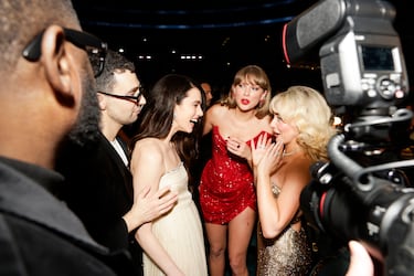 Jack Antonoff, Margaret Qualley, Taylor Swift y Sabrina Carpenter durante la gala de los Premios Grammys 2025 celebrados en Los Ángeles.