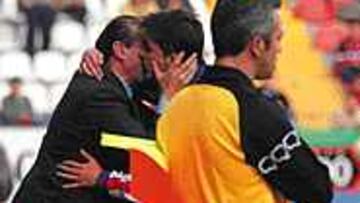 VA POR TÍ. Tras su primer gol del domingo, Villa corrió a la banda para dedicar el tanto a Quini.