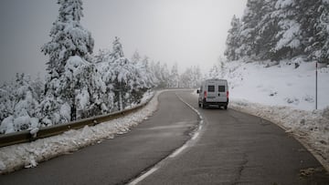 Puerto de montaña La Collada de Toses durante el temporal de nieve en Girona, a 28 de diciembre de 2025, en Girona, Catalunya (España). Este sábado por la tarde se ha podido reabrir al tráfico la carretera N-260 entre Ribes de Freser y Alp (Girona) durante el temporal de nieve. Sin embargo, se mantuvo obligatorio conducir con cadenas entre Ribes de Freser y Guils de Cerdanya en ambos sentidos.
28 DICIEMBRE 2025
Lorena Sopêna / Europa Press
28/12/2025