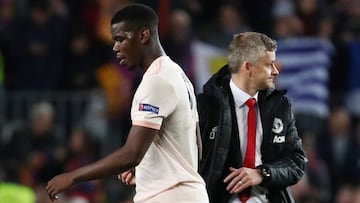 Solskjaer y Pogba se saludan en un partido en el Camp Nou