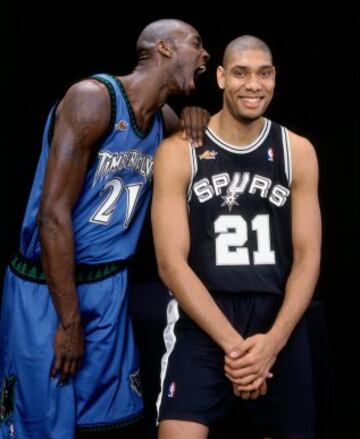 En 2000, Kevin Garnett #21 de los Minnesota Timberwolves y Tim Duncan #21 de los San Antonio Spurs posan juntos.