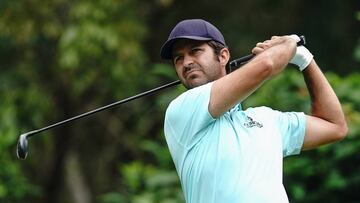 Jorge Campillo golpea una bola durante la segunda jornada del Volvo China Open en el Genzon Golf Club de Chengdu, China.