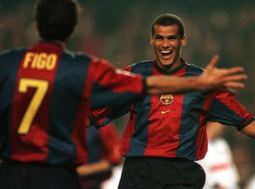El ¨²ltimo d¨ªa del mercado de fichajes de 1997, el Barcelona abon¨® el importe de la cl¨¢usula que ten¨ªa Rivaldo con el Deportivo. El Barcelona encontraba as¨ª una estrella medi¨¢tica para un equipo del que se hab¨ªa marchado Ronaldo al Inter de Mil¨¢n y us¨® el dinero del delantero brasile?o para hacerse con los servicios del mediapunta procedente del D¨¦por. En el Barcelona jug¨® 235 partidos repartidos en 5 temporadas, donde consigui¨® anotar 130 goles y repartir 53 asistencias.