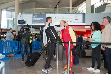 El exseleccionador español Luis Enrique saludando a Manolo en el aeropuerto en 2019.