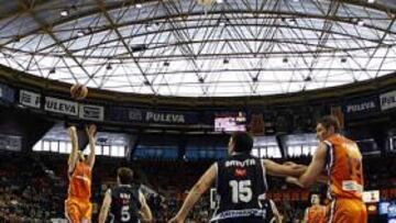 <b>TIRADOR. </b>Rafa Martínez, lanzando a canasta delante de Kus.