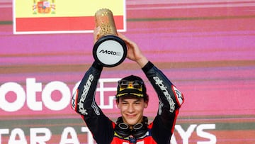 Ángel Piqueras en lo alto del podio de Qatar.