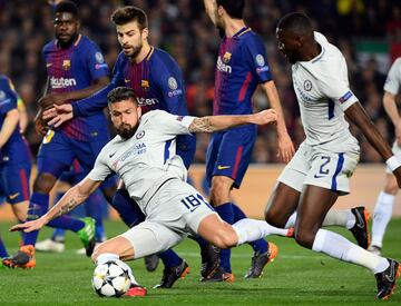 Olivier Giroud y Gerard Piqué.