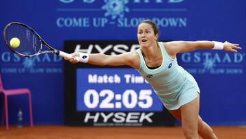 Lara Arruabarrena golpea la bola contra la francesa Caroline García.