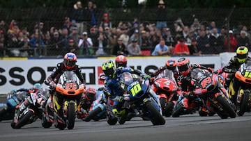 Italtrans Racing Team's Brazilian Moto2 rider Diogo Moreira (C) rides ahead of ELF Marc VDS Raging Team's British Moto2 rider Jake Dixon (L) and Liqui Moly Dynavolt Itact GP team's Spanish Moto2 rider Manuel Gonzalez (R) in the France Moto2 race at the Le Mans Circuit on May 11, 2025. (Photo by LOIC VENANCE / AFP)