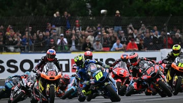 Italtrans Racing Team's Brazilian Moto2 rider Diogo Moreira (C) rides ahead of ELF Marc VDS Raging Team's British Moto2 rider Jake Dixon (L) and Liqui Moly Dynavolt Itact GP team's Spanish Moto2 rider Manuel Gonzalez (R) in the France Moto2 race at the Le Mans Circuit on May 11, 2025. (Photo by LOIC VENANCE / AFP)