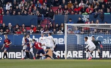 El jugador del Osasuna, Unai García, marca el 1-0 al Real Madrid. 
