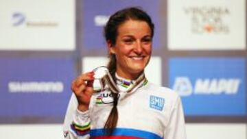 Elisabeth Armitstead posa con la medalla de oro y el jersey arcoiris de campeona del mundo tras ganar la prueba en ruta en los Mundiales de Richmond.