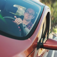 ¿Se puede ir marcha atrás sin que me multen? La DGT señala cuándo es legal