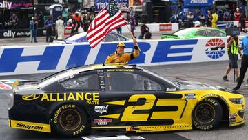 Brad Keselowski saluda al p&uacute;blico tras su victoria