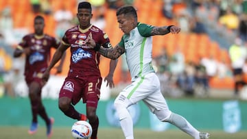 Dayro Moreno ante la marca de Fáiner Torijano en el juego entre Nacional y Tolima por la Liga Águila II-2017
