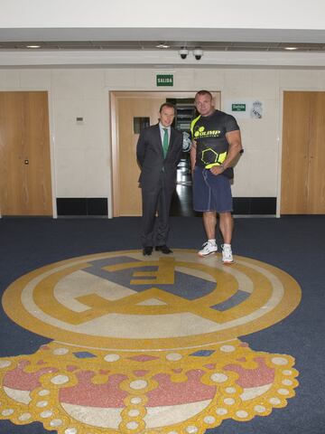 Pudzianowski, estrella de MMA, disfruta de su visita al Bernabéu