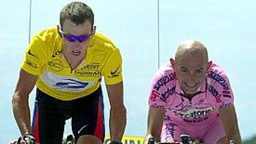 <b>DUELO EN 2000</b>. Armstrong le ganó a Pantani en los Pirineos en el Tour de 2000 y Pantani se impuso en los Alpes.