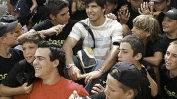 <b>QUERIDO. </b>Agüero es un jugador querido por la afición del Atlético. Los niños sueñan con hacer en un futuro lo que él hace en un campo de fútbol. Todos quieren ser Agüero.