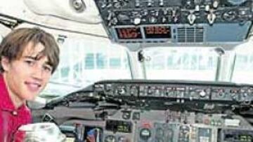 <b>¿PILOTO? </b>Bojan tuvo la suerte de vivir el aterrizaje desde Bélgica en la cabina. Antes posó con la Copa.