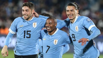 Nicolás de la Cruz (c) de Uruguay celebra su segundo gol junto a Federico Valverde (i) y Darwin Nuñez, en un partido de las Eliminatorias Sudamericanas para la Copa Mundial de Fútbol 2026 entre Uruguay y Chile.