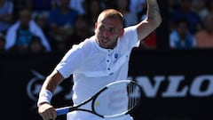 Dan Evans devuelve una bola ante Tatsuma Ito durante un partido en el Open de Australia 2019.