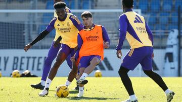 Brahim toca el balón en una jugada con Tchouameni y Vinicius durante el entrenamiento del 24 de enero para preparar el partido de LaLiga EA Sports contra Las Palmas.